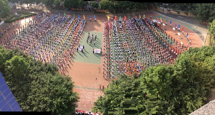 09、圖為運(yùn)動(dòng)會(huì)開幕式全景