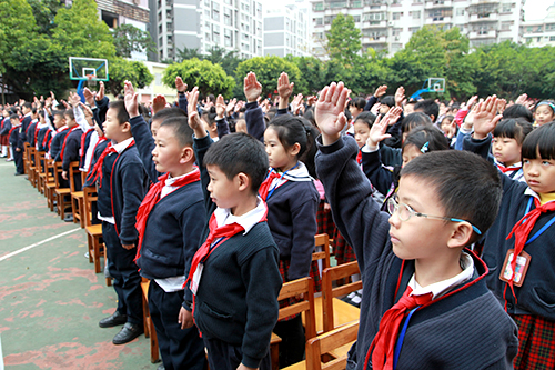 03、圖為開學典禮升國旗時國際部學生行隊禮