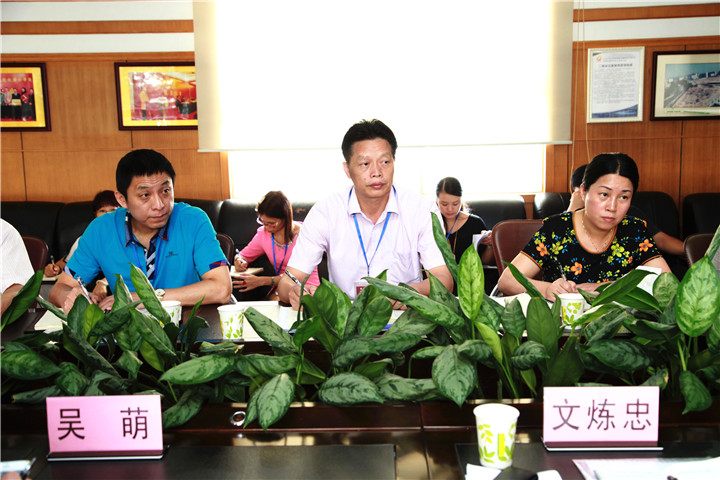06.圖為學(xué)校戴桓標(biāo)校長（中）、王開利副校長（左）、集團程琳娜主任（右）參加調(diào)研情況反饋會