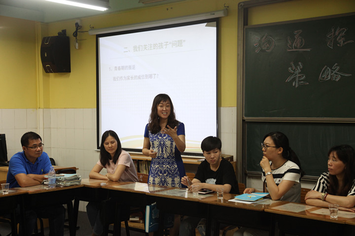 爭當(dāng)這樣的家長：為孩子做表率，與學(xué)校共育才——深圳市龍華中英文實(shí)驗(yàn)學(xué)校初中部家長會圓滿召開