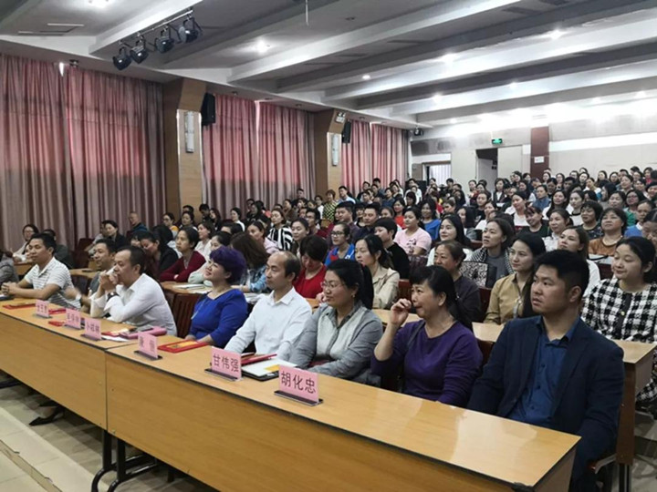 若為人父母是一場人生旅行，美麗風(fēng)景要靠你引領(lǐng)孩子發(fā)現(xiàn) ——致龍華中英文實(shí)驗(yàn)學(xué)校家長學(xué)校開學(xué)儀式