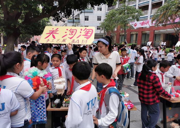 精美作品亮人眼，跳蚤市場交易忙