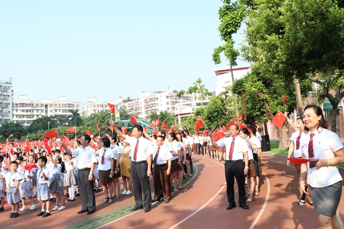 舉行主題升旗儀式，弘揚(yáng)愛(ài)國(guó)主義精神