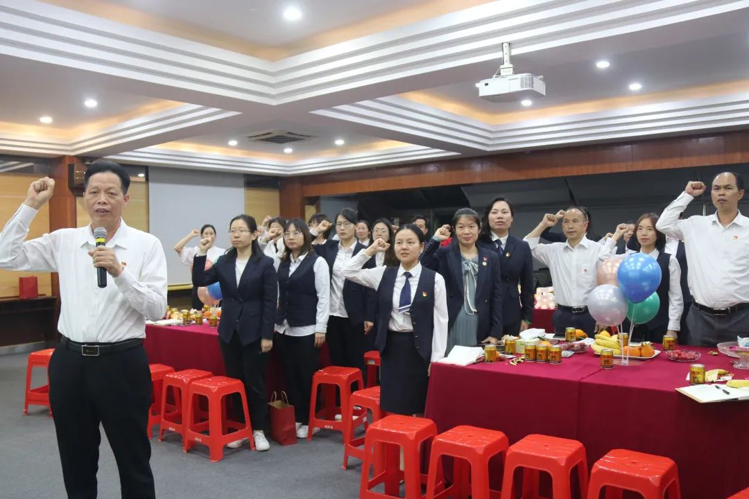 憶入黨初心，擔(dān)責(zé)任使命——龍華中英文實(shí)驗(yàn)學(xué)校黨支部為黨員辦集體政治生日會(huì)
